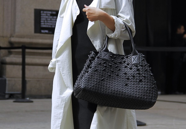 Túi xách Cabat của Bottega Veneta với hình dáng chiếc làn với những sợi da đan vào nhau thể hiện nét tài hoa của người thợ thủ công Italy.