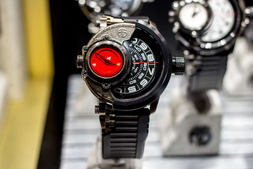 Chiếc đồng hồ Arnold Schwarzenegger Hero T1983 được lấy cảm hứng từ phim "Kẻ hủy diệt." Chiếc đồng hồ được làm hoàn toàn thủ công và có vẻ ngoài hầm hố. (Nguồn: Poclet-lint)