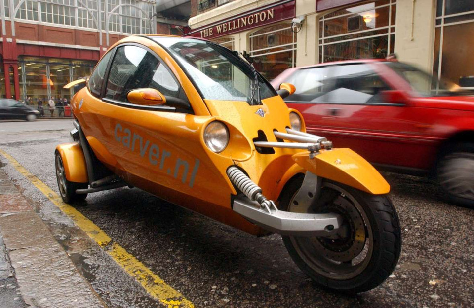 Chiếc xe này có vẻ ngoài giống một chiếc môtô. Chiếc xe đã bị dừng sản xuất vào năm 2009. (Nguồn: Rex)