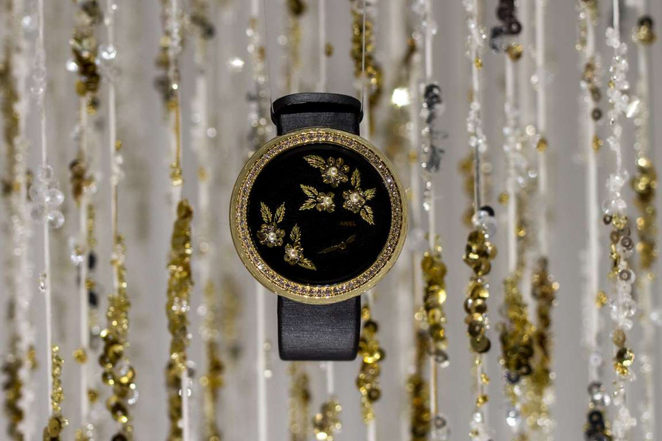 Chiếc đồng hồ Chanel Mademoiselle Privé Chanel được gắn vàng trắng và hơn 500 viên kim cương này có giá tới 40,000 bảng. (Nguồn: Pocket-lint)