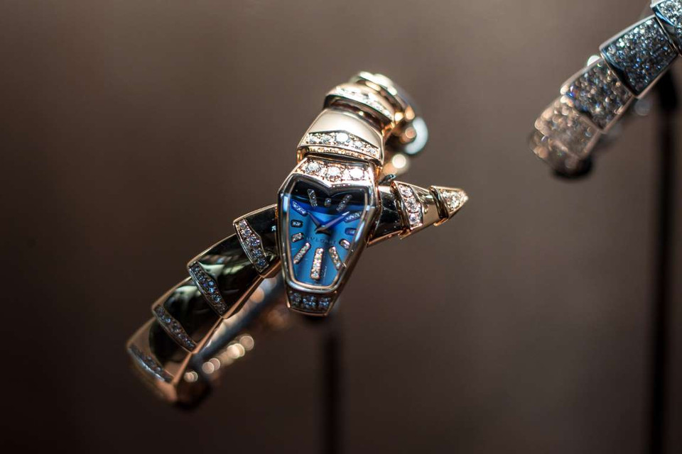 Mặt chiếc đông hồ Bulgari Serpenti được gắn đá thạch anh và dây đồng hồ có rất nhiều kim cương. (Nguồn: Pocket-lint)