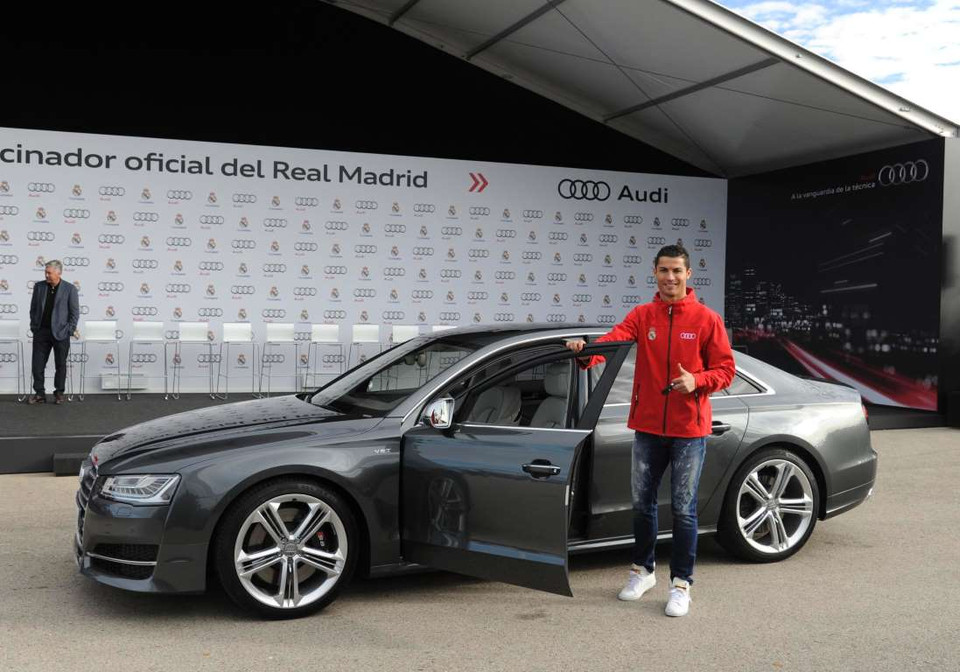 Cristiano Ronaldo bên cạnh Audi S8. (Nguồn: Getty Images) 