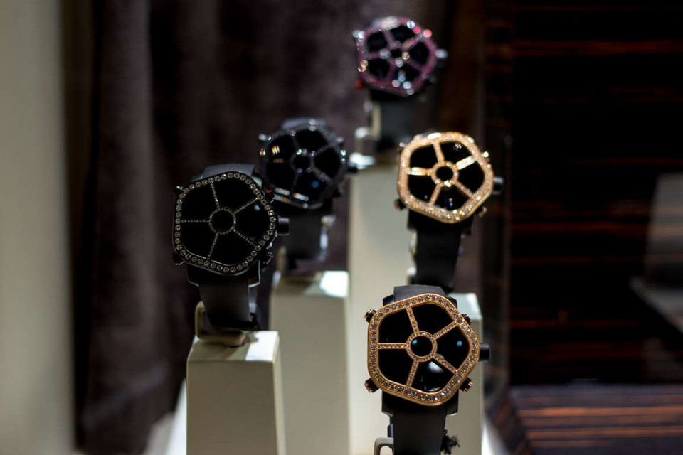 Chiếc đồng hồ Jacobs &amp; Co Ghost- 47mm này có màn hình LCD, được làm từ thép không gỉ PVD đen. Nó có khả năng chịu được nước ở độ sâu 30m và có giá khoảng 10.000 bảng. (Nguồn: Pocket-lint)