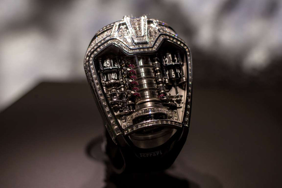 Chiếc đồng hồ Hublot MP-05 LaFerrari này là một sản phẩm hợp tác với Ferrari. Chiếc đồng hồ được gắn tới 520 viên kim cương. (Nguồn: Pocket-lint)