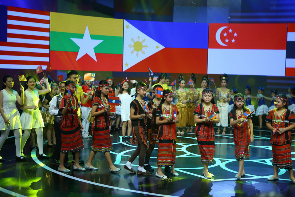 Tiết mục biểu diễn của thiếu nhi ASEAN trong đêm khai mạc. (Ảnh: Minh Quyết/TTXVN)