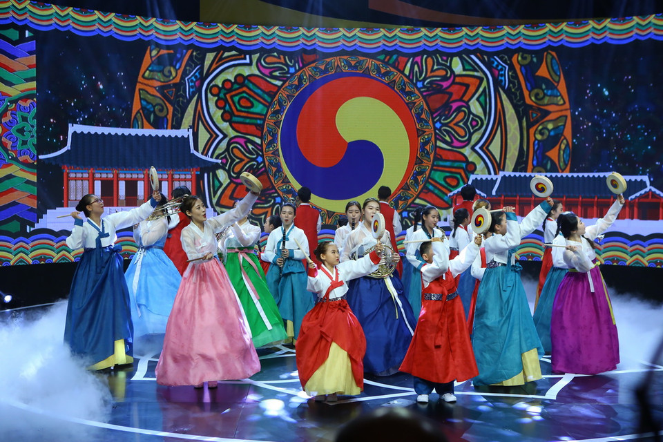  Tiết mục biểu diễn của thiếu nhi ASEAN trong đêm khai mạc. (Ảnh: Minh Quyết/TTXVN)