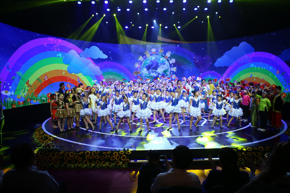 Tiết mục biểu diễn của thiếu nhi ASEAN trong đêm khai mạc. (Ảnh: Minh Quyết/TTXVN)