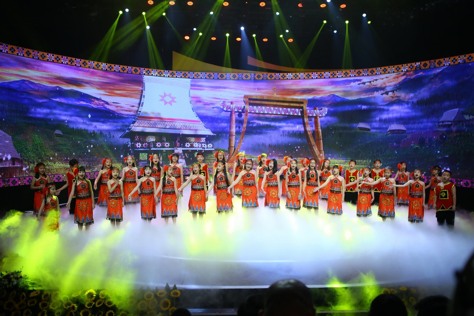 Tiết mục biểu diễn của thiếu nhi ASEAN trong đêm khai mạc. (Ảnh: Minh Quyết/TTXVN)