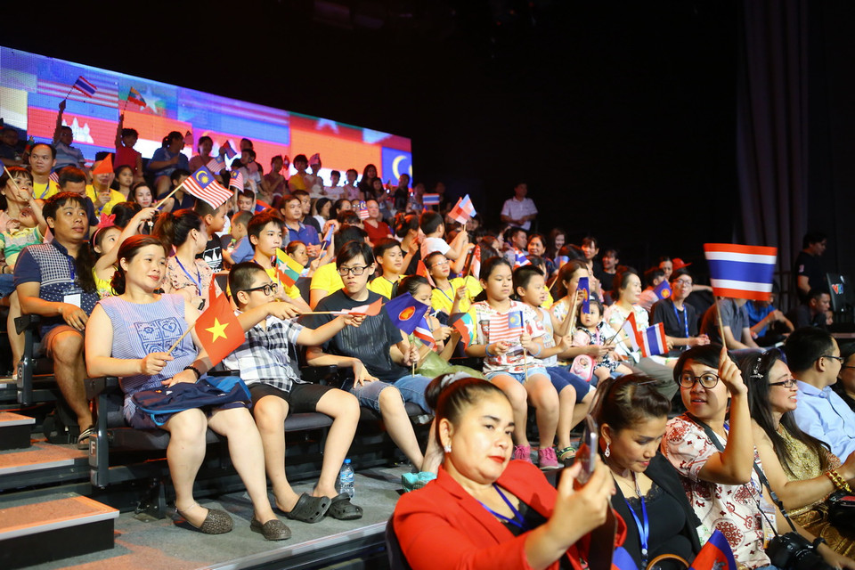 Tiết mục biểu diễn của thiếu nhi ASEAN trong đêm khai mạc. (Ảnh: Minh Quyết/TTXVN)