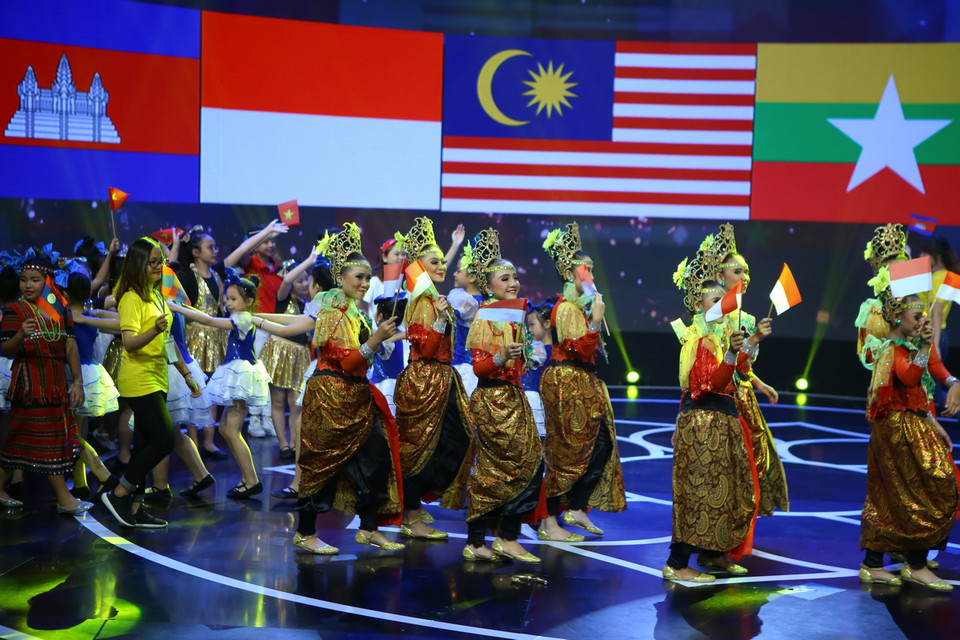Tiết mục biểu diễn của thiếu nhi ASEAN trong đêm khai mạc. (Ảnh: Minh Quyết/TTXVN)