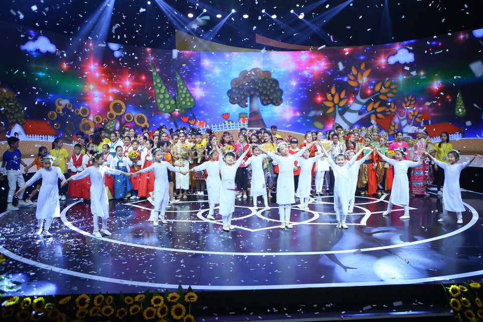  Tiết mục biểu diễn của thiếu nhi ASEAN trong đêm khai mạc. (Ảnh: Minh Quyết/TTXVN)
