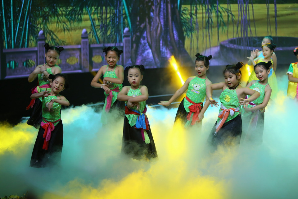  Tiết mục biểu diễn của thiếu nhi ASEAN trong đêm khai mạc. (Ảnh: Minh Quyết/TTXVN)