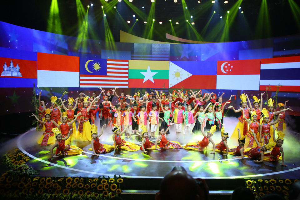 Tiết mục biểu diễn của thiếu nhi ASEAN trong đêm khai mạc. (Ảnh: Minh Quyết/TTXVN)
