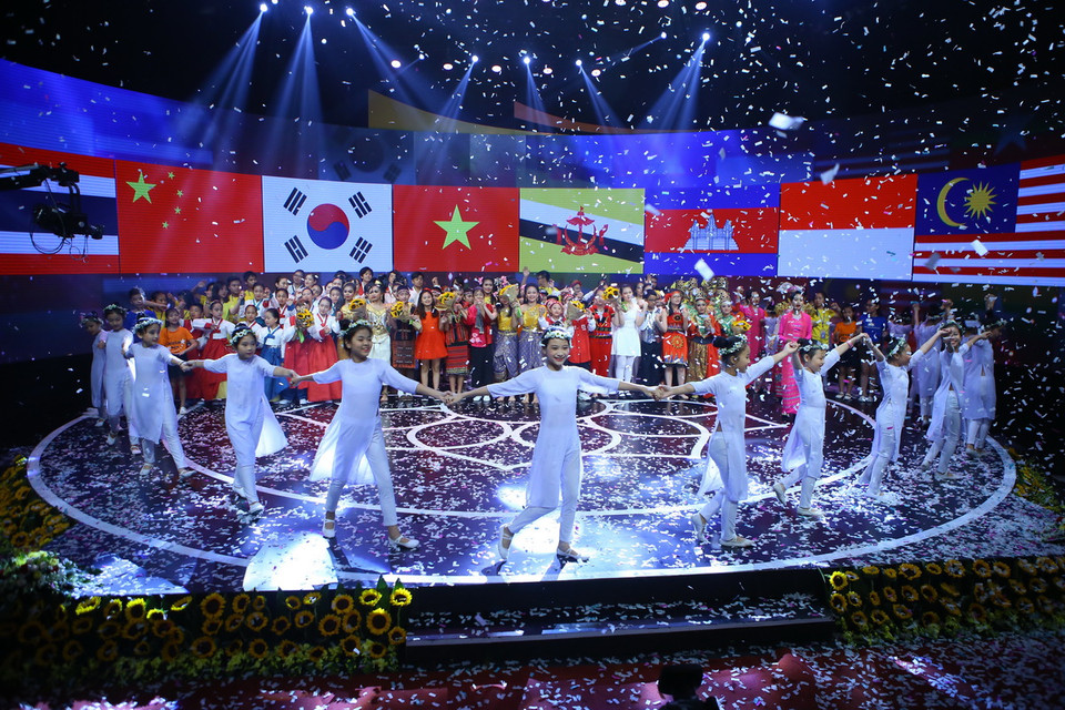  Tiết mục biểu diễn của thiếu nhi ASEAN trong đêm khai mạc. (Ảnh: Minh Quyết/TTXVN)