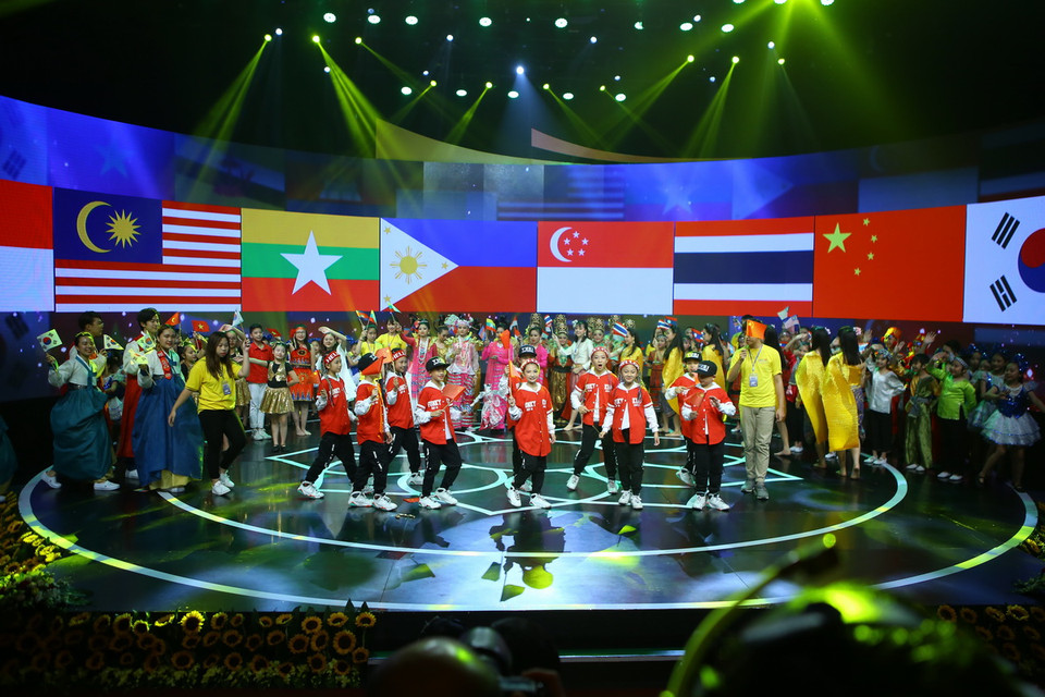 Tiết mục biểu diễn của thiếu nhi ASEAN trong đêm khai mạc. (Ảnh: Minh Quyết/TTXVN)