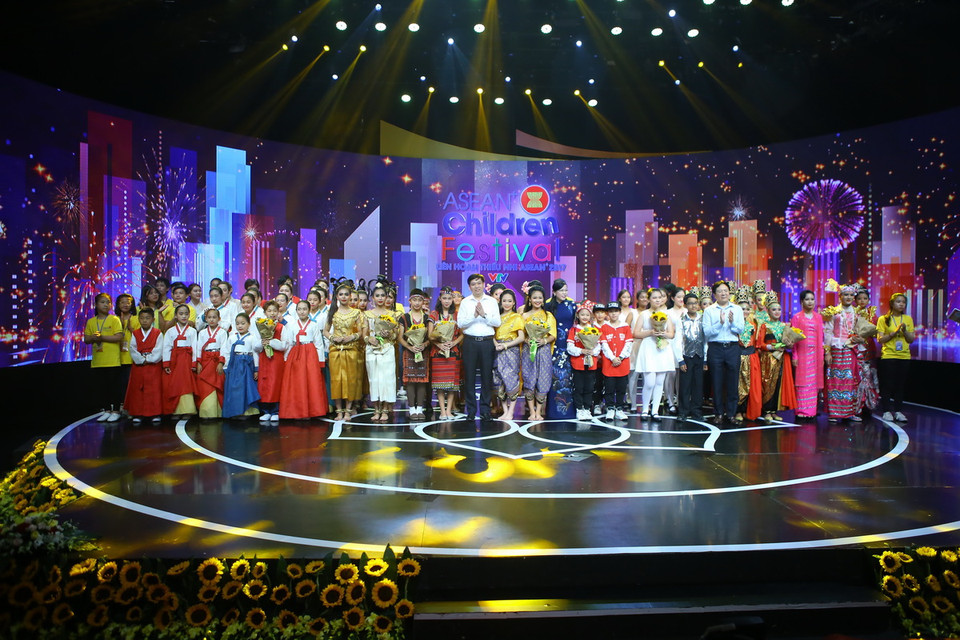  Tối 1/6, tại Hà Nội diễn ra lễ khai mạc Liên hoan thiếu nhi ASEAN + 2017 với chủ đề 'Hành trình khám phá.' (Ảnh: Minh Quyết/TTXVN)