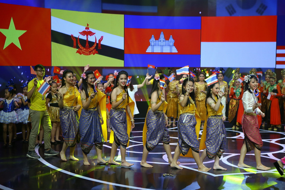 Tiết mục biểu diễn của thiếu nhi ASEAN trong đêm khai mạc. (Ảnh: Minh Quyết/TTXVN)