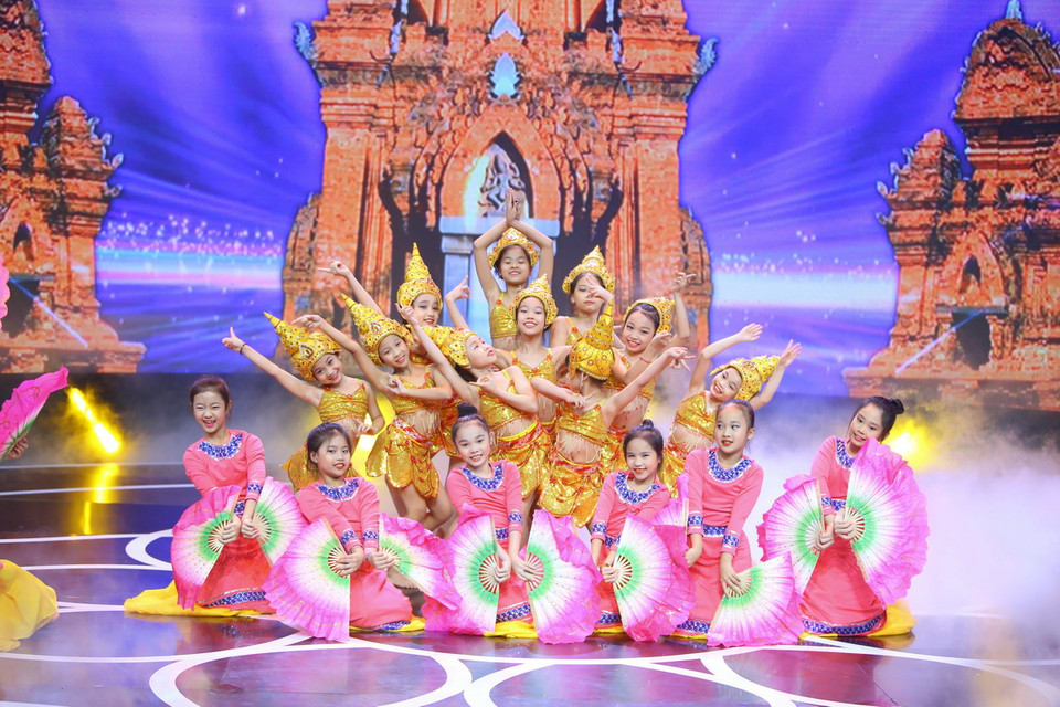  Tiết mục biểu diễn của thiếu nhi ASEAN trong đêm khai mạc. (Ảnh: Minh Quyết/TTXVN)