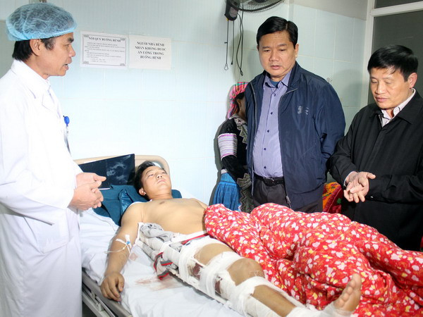 Bộ trưởng Đinh La Thăng thăm, động viên tặng quà các nạn nhân tại Bệnh viện Đa khoa tỉnh Lai Châu. (Ảnh: Hải Sơn/Vietnam+)