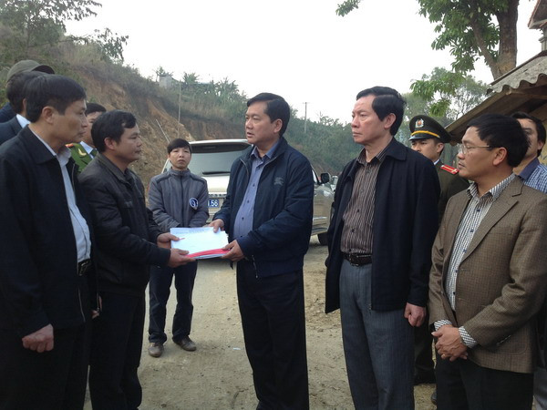 Bộ trưởng thăm hỏi động viên tặng quà chính quyền xã Sơn Bình. (Ảnh: Hải Sơn/Vietnam+)