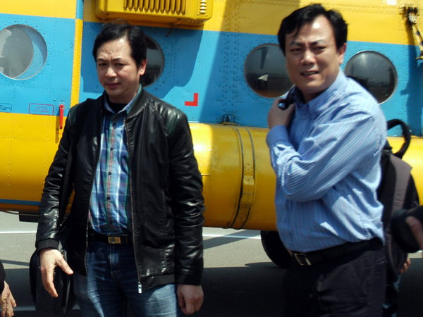 Các bác sỹ của bệnh viện Bạch Mai và Việt Đức được chuyên cơ đưa tới Lai Châu. (Ảnh: Hải Sơn/Vietnam+)