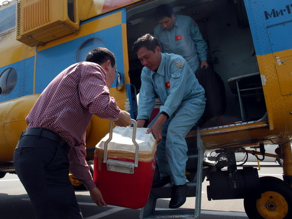 Chuyển đồ từ chuyên cơ xuống tại Lai Châu. (Ảnh: Hải Sơn/Vietnam+)