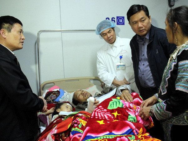 Bộ trưởng Đinh La Thăng thăm, động viên tặng quà các nạn nhân tại Bệnh viện Đa khoa tỉnh Lai Châu. (Ảnh: Hải Sơn/Vietnam+)