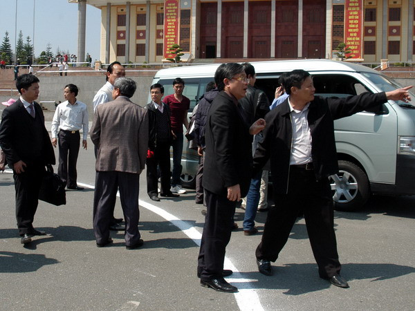 Các bác sỹ của bệnh viện Bạch Mai và Việt Đức được chuyên cơ đưa tới Lai Châu. (Ảnh: Hải Sơn/Vietnam+)
