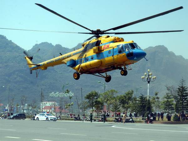 Chuyên cơ đưa các bác sỹ đến Lai Châu. (Ảnh: Hải Sơn/Vietnam+)