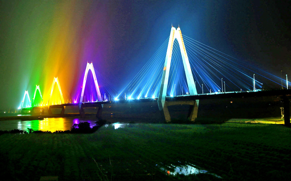 Cầu Nhật Tân lung linh 7 sắc cầu vồng trong đêm nhờ hệ thống đèn trang trí hiện đại. (Ảnh: Huy Hùng/TTXVN)