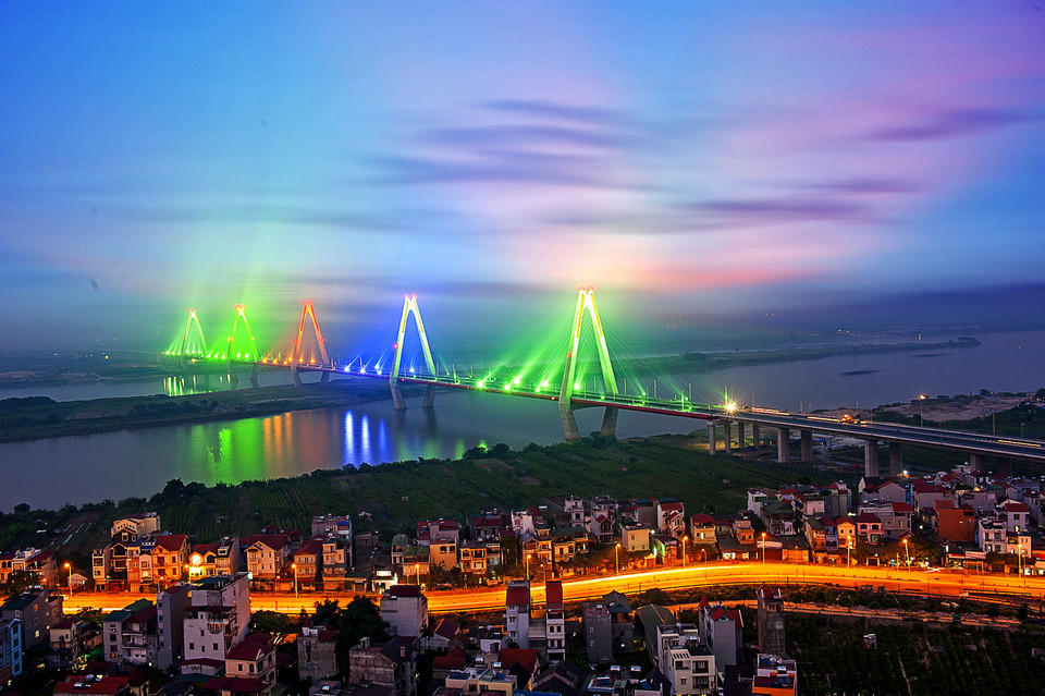 Cầu Nhật Tân là cây cầu có số nhịp dây văng liên tục lớn nhất thế giới. Phần cầu chính áp dụng công nghệ tiên tiến nhất, lần đầu tiên được áp dụng tại Việt Nam. (Ảnh: Trọng Đạt/TTXVN)