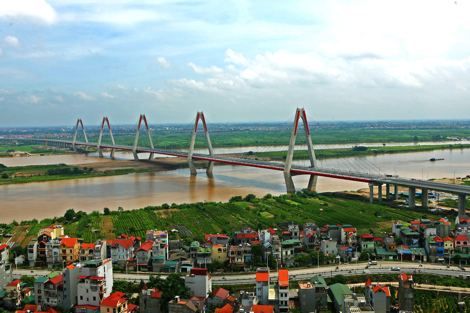 Cầu Nhật Tân thiết kế gồm 5 trụ tháp, tượng trưng cho 5 cửa ô của Hà Nội, 5 cánh hoa đào của làng đào Nhật Tân, thể hiện tình hữu nghị Việt Nam-Nhật Bản. (Ảnh: Huy Hùng/TTXVN) 