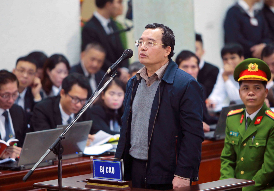 Bị cáo Nguyễn Quốc Khánh, nguyên Phó Tổng Giám đốc PVN trả lời Hội đồng xét xử tại phần kiểm tra căn cước. (Ảnh: An Đăng/TTXVN)