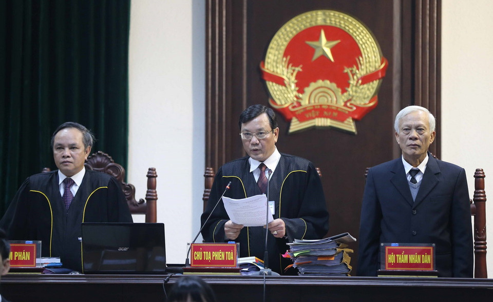 Thẩm phán Nguyễn Hữu Huân (giữa), Chủ tọa phiên tòa tuyên bố khai mạc phiên tòa, tiến hành kiểm tra căn cước các bị cáo, đương sự. (Ảnh: Doãn Tấn/TTXVN)