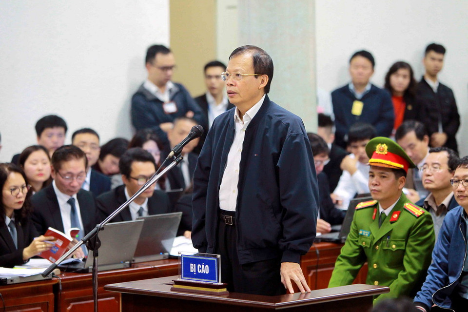 Bị cáo Phùng Đình Thực, nguyên Tổng Giám đốc PVN trả lời Hội đồng xét xử tại phần kiểm tra căn cước. (Ảnh: An Đăng/TTXVN)