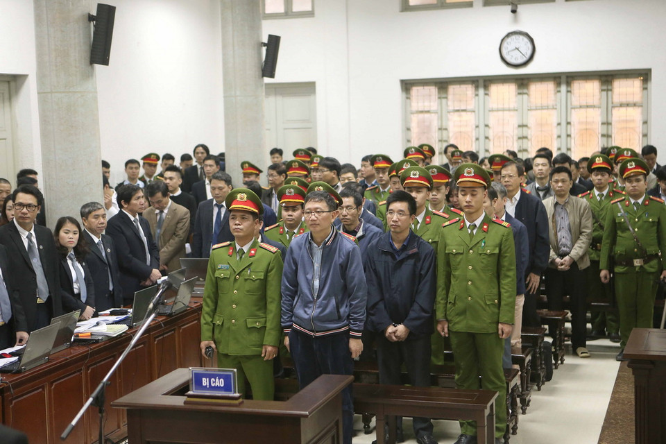Bị cáo Trịnh Xuân Thanh và đồng phạm tại phiên xét xử. (Ảnh: Doãn Tấn/TTXVN)