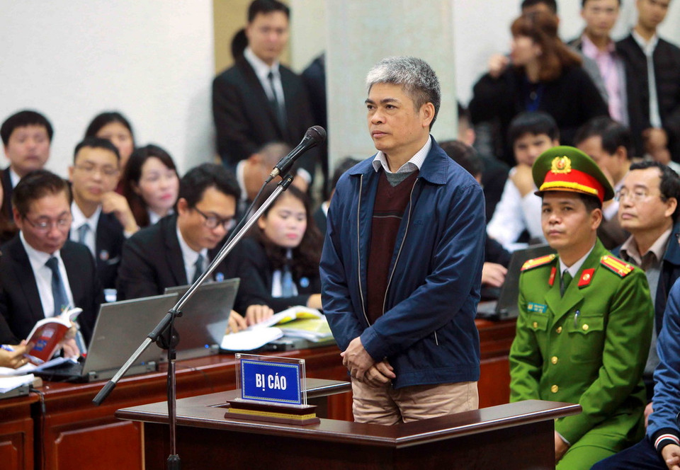 Bị cáo Nguyễn Xuân Sơn, nguyên Phó Tổng Giám đốc PVN trả lời Hội đồng xét xử tại phần kiểm tra căn cước. (Nguồn: TTXVN)