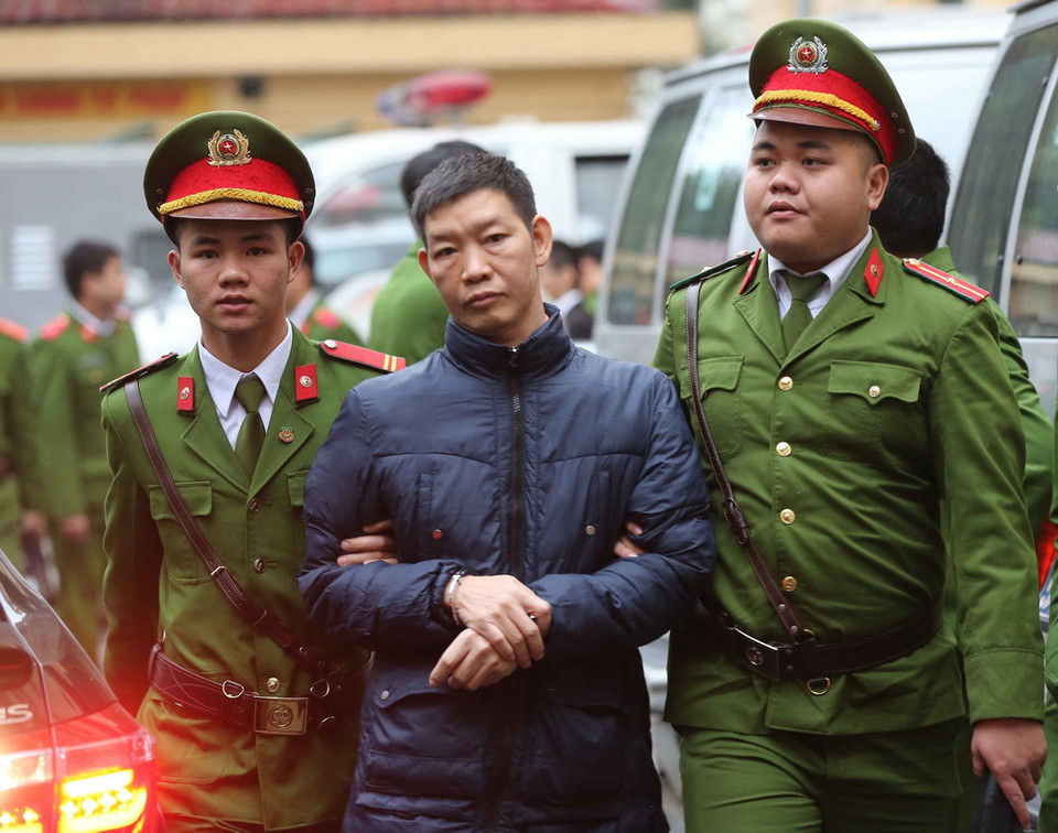 Cảnh sát dẫn giải các bị cáo. (Ảnh: Doãn Tấn/TTXVN)