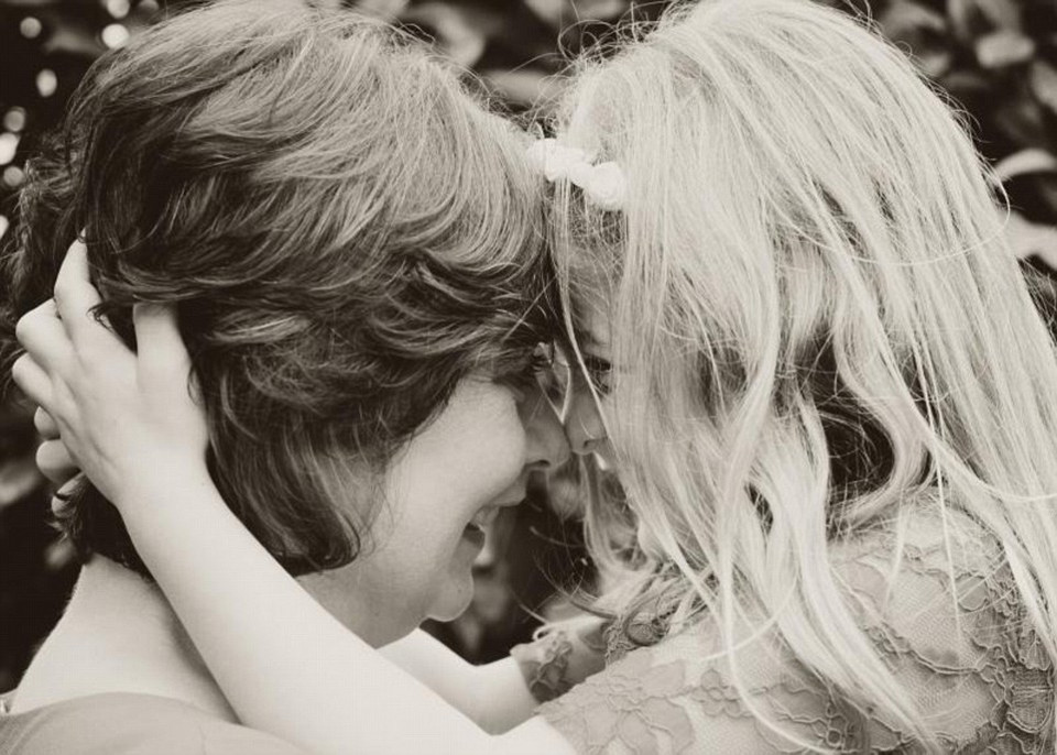 Tác phẩm 'Mother and Daughter:' Bé gái ôm cổ mẹ và cọ mũi mình vào mũi mẹ. (nguồn: Dailymail)