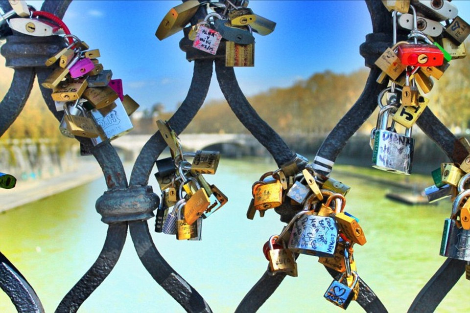 Tác phẩm 'Love Locks Forever:' Những chiếc khóa này được các đôi yêu nhau ký tên và khóa trên cầu. (Nguồn: Dailymail)