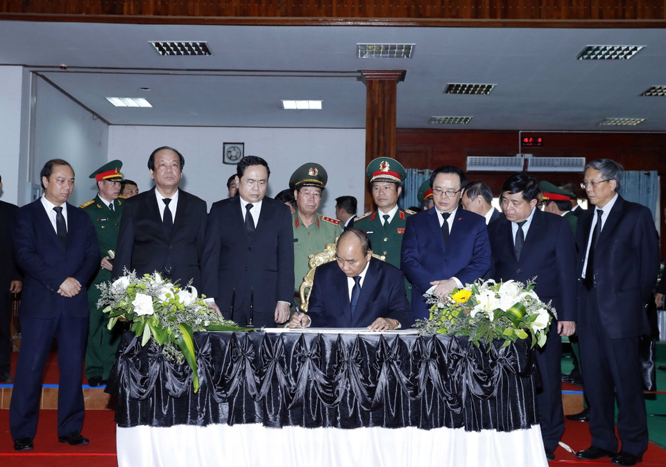 Thủ tướng Nguyễn Xuân Phúc viếng đồng chí Sisavath Keobounphanh. (Ảnh: Thống Nhất/TTXVN)