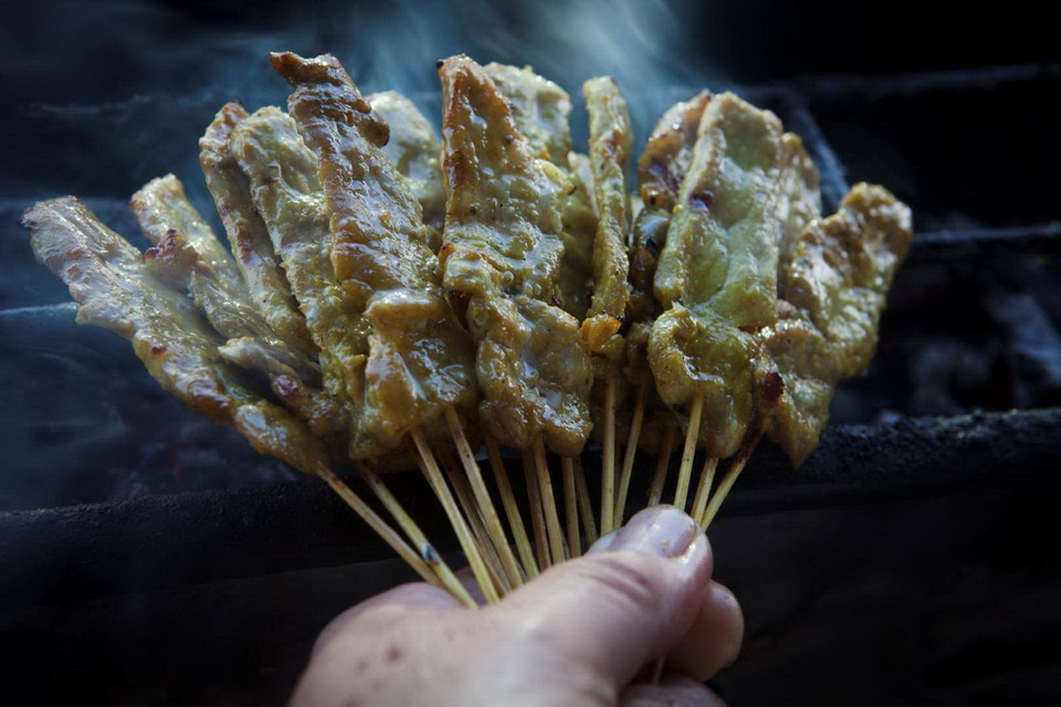 Pork Satay (Thái Lan) là một trong những món ăn đường phố được công nhận là ngon nhất ở Thái Lan. Thịt lợn được ướp với sả, hành khô, tỏi, ớt, nước mắm và quết nước dừa trước khi nướng. (Nguồn: Getty Images)
