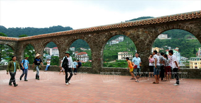 Xe tăng và bộ binh huấn luyện phối hợp sẵn sàng chiến đấu. (Ảnh: Trọng Đức - TTXVN)