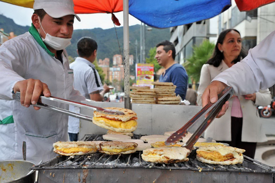 Arepas (Colombia) là những chiếc bánh tròn được làm từ bột ngô và có nhân pho mát béo ngậy. (Nguồn: Getty Images)