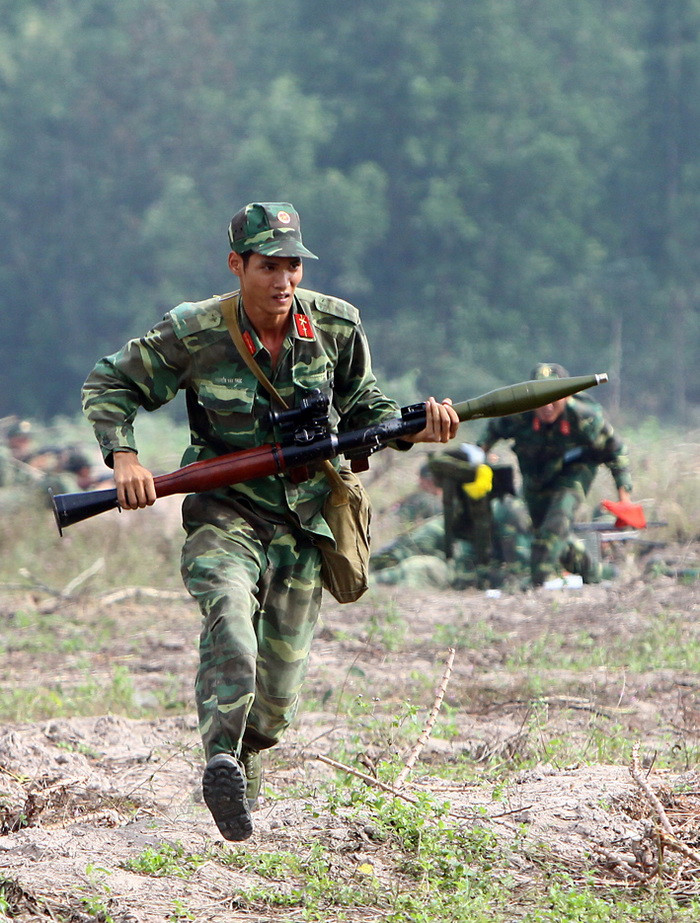 Bộ đội bộ binh huấn luyện sẵn sàng chiến đấu. (Ảnh: Trọng Đức - TTXVN)