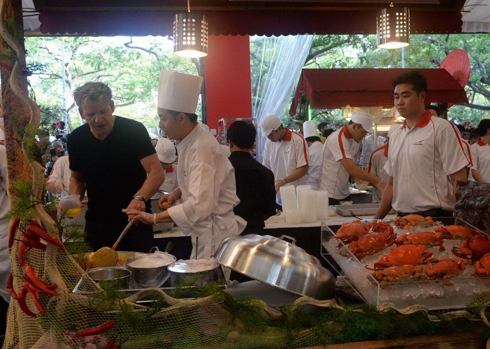 Chilli Crab (Singapore) là món hải sản từ thịt cua. Những con cua được chiên nước mắm chua ngọt, cà chua, trứng và rất nhiều ớt. (Nguồn: Getty Images)