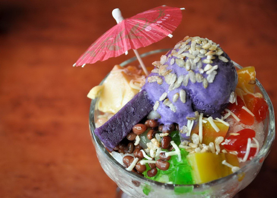 Halo-Halo (Philippines) là một món ăn giải khát tuyệt vời với đậu đỏ, dừa, sirô trái cây, kem, sữa đặc và đá bào. (Nguồn: Getty Images)