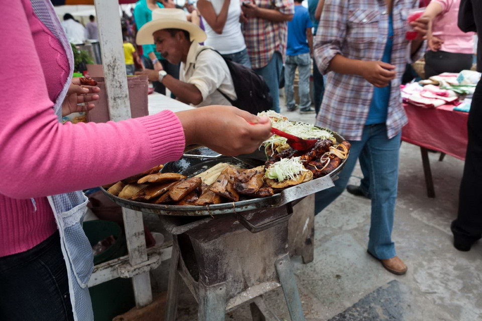 Quesadilla (Mexico) được làm khá đơn giản. Chỉ cần kẹp pho mát với vỏ bánh ngô rồi nướng trên bếp lửa là bạn đã ngay món bánh quesadilla. Tuy nhiên, trong các nhà hàng hay các quầy hàng vỉa hè, ngoài pho mát, quesadillas còn được kèm thêm rất nhiều nhân và gia vị như xúc xích lợn, nấm, tỏi, đậu, da lợn chiên, thịt gà hầm hoặc thịt... rồi chiên lên hoặc nướng trên than. (Nguồn: Getty Images)