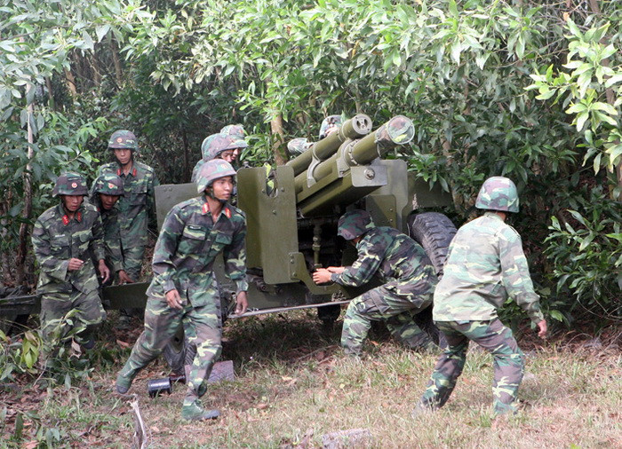 Bộ đội pháo binh huấn luyện sẵn sàng chiến đấu. (Ảnh: Trọng Đức - TTXVN)