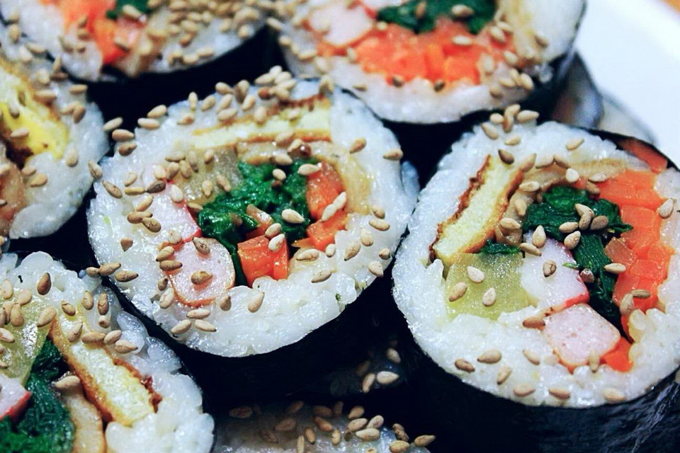 Gimbap (Hàn Quốc) là một món ăn dễ làm và có màu sắc rất bắt mắt. Món ăn còn có tên gọi khác là cơm cuốn rong biển. (Nguồn: Getty Images)